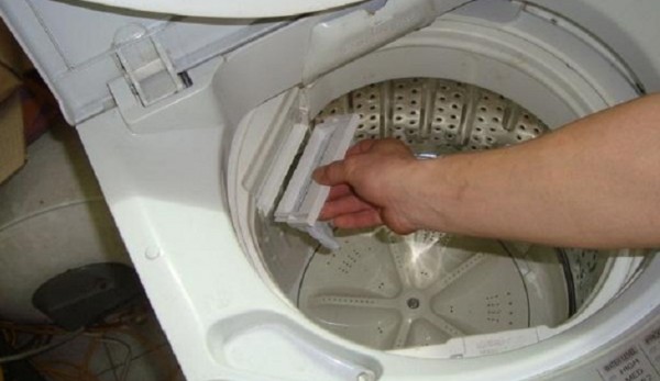 Sử dụng bột tẩy để vệ sinh máy giặt rất đơn giản