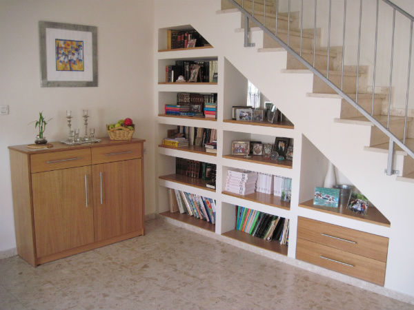 Sử dụng gầm cầu thang như tủ chứa đồ xinh xắn cho ngôi nhà