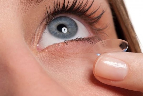 Sử dụng kính áp tròng sai cách sẽ gây hỏng mắt