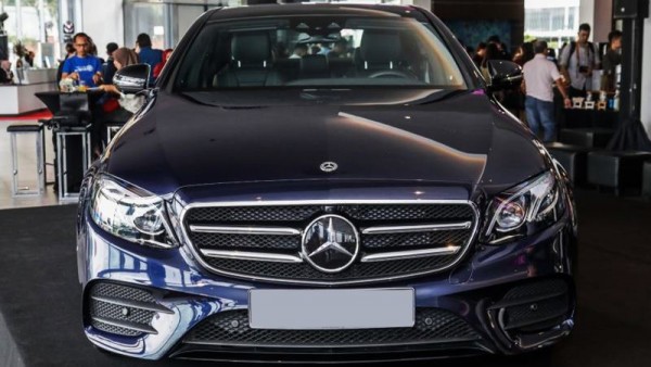 Thay kính chắn gió gió xe Mercedes Benz E350 Giá Rẻ Tận nơi