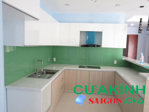 Thi công kính ốp bếp biệt thự quận 3 | 0975.305.574