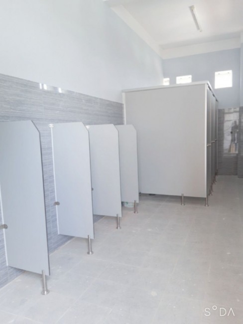 Thi công vách ngăn Compact HLP trường Học KV bình dương