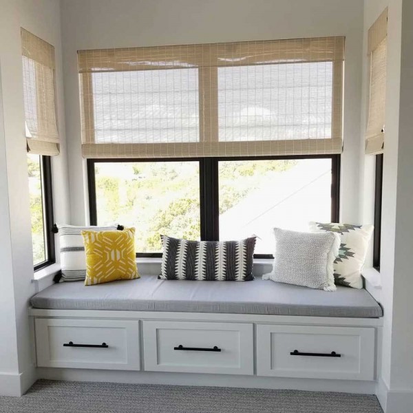 Thích thú với góc thư giãn bên cạnh cửa sổ