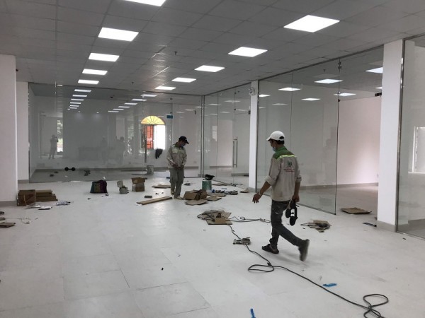 Thợ thi công vách kính tại Thủ Dầu Một