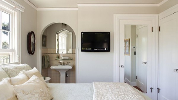 Thú vị đầu giường được trang trí với gương