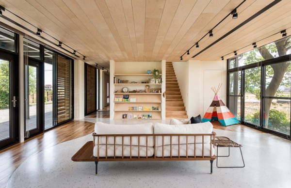 Trần nhà bằng gỗ mang lại cảm giác ấm cúng cho không gian