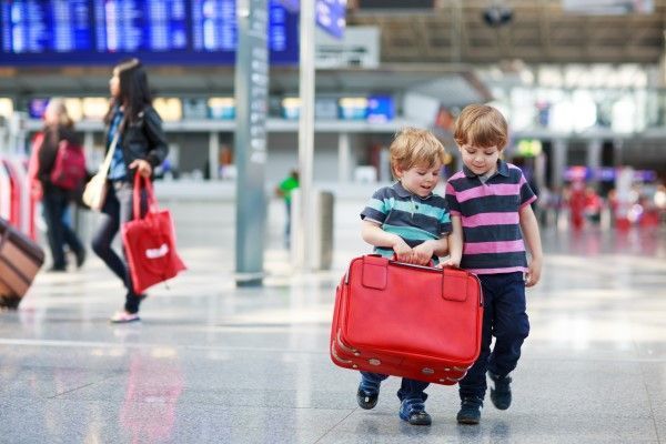Trẻ em đi máy bay cần những thủ tục gì?
