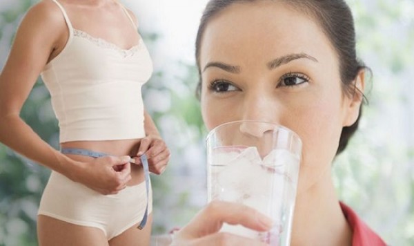 Uống nước giúp giảm cân trong những thời điểm vàng