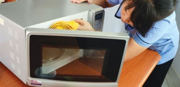 Vệ sinh lò vi sóng 1 cách nhanh gọn lẹ hơn bao giờ hết