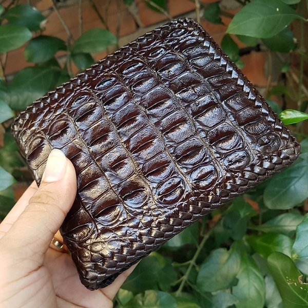 Vì sao bạn nên chon cho mình chiếc ví da cá sấu thật?