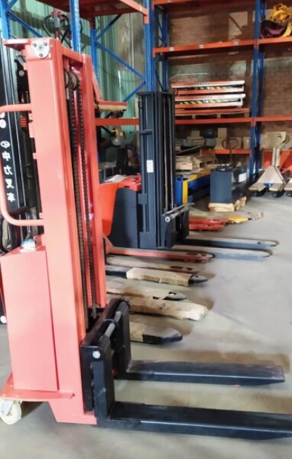 Xe Nâng Bán Tự Động Điện 1500Kg Cao 3M5 Cũ