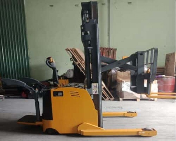 Xe Nâng Điện Càng Cắt Kéo Có Bàn Đứng Lái