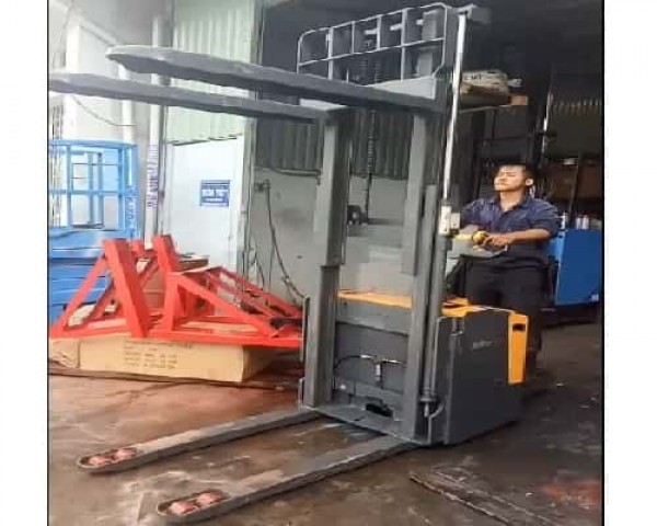 Xe Nâng Điện Stacker 1500Kg Có Bàn Đứng Lái